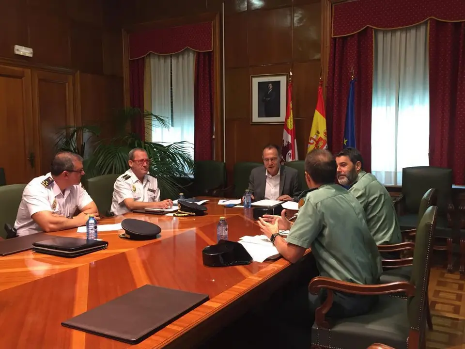 Reunión entre la Subdelegación de Zamora y el comisario provincial de la Policía Nacional, el teniente coronel y jefe de la Comandancia de la Guardia Civil y con los responsables de las divisiones de ambos cuerpos especializadas en delitos informáticos