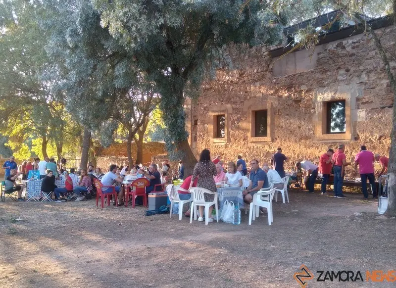 La merienda en el monasterio puso fin a las fiestas de Granja de Moreruela