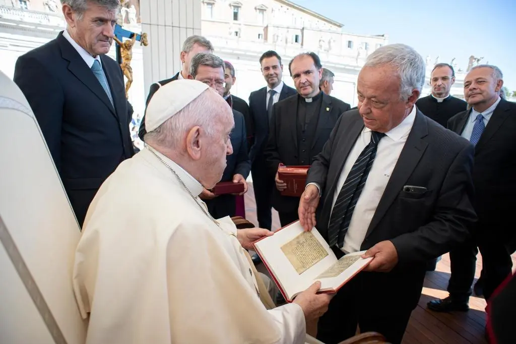 El Papa se interesa por los orígenes del español durante la audiencia con el consejero de Cultura, Turismo y Deporte, Gonzalo Santonja