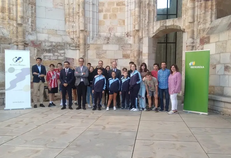 Estudiantes del colegio Santísima Trinidad en la FRAH con los promotores del proyecto medioambiental