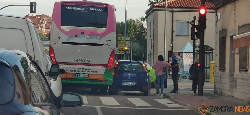 Accidente de tráfico entre la calle Salamanca en el cruce con la calle Villaralbo
