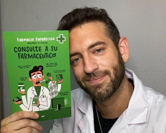 Guillermo Martín, @farma_enfurecida, posando con el libro vía Salamancartvaldia.es