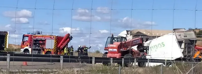 Bomberos en el lugar del accidente