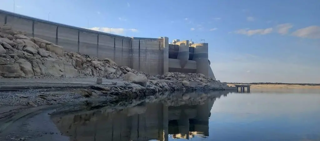 Estado del embalse de Almendra durante el vaciado para enviar agua a Portugal. Fotografía: CEDIDA
