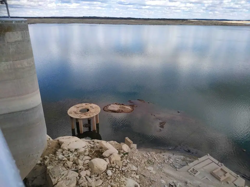 Estado del embalse de Almendra durante el vaciado para enviar agua a Portugal. Fotografía: CEDIDA
