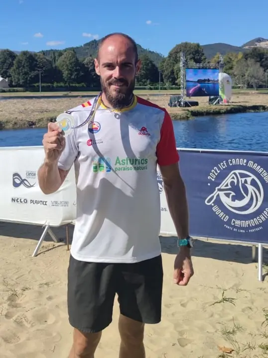 El palista zamorano Javier Pedruelo con la plata conseguida en el Campeonato del Mundo de Maratón en Portugal