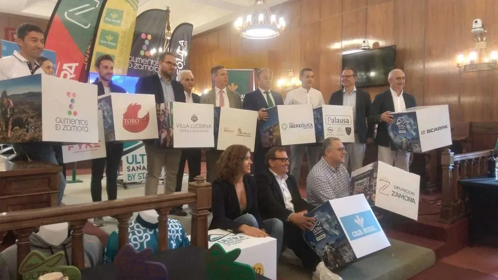los patrocinadores de la Ultra Sanabria posan en la diputación de zamora