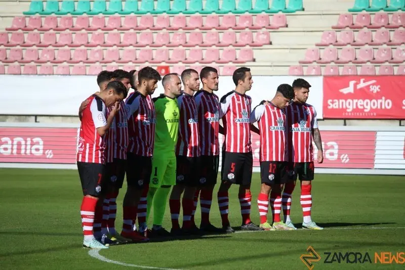 El once inicial del Zamora posa en un minuto de silencio