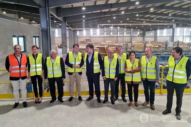 Visita de Mañueco a las instalaciones de Losán en Villabrázaro