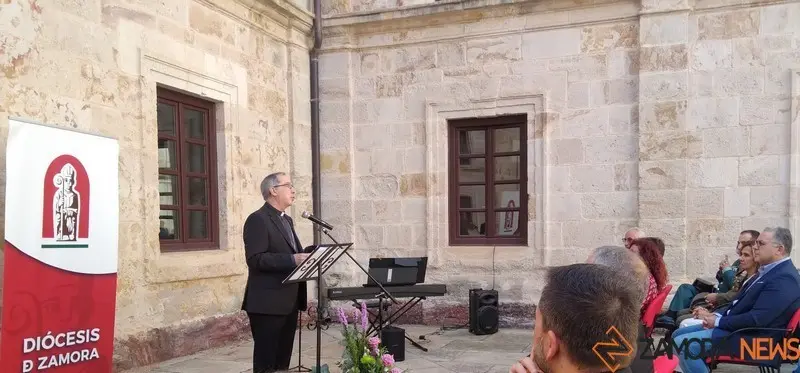 El obispo de Zamora duranta la entrega de los premios