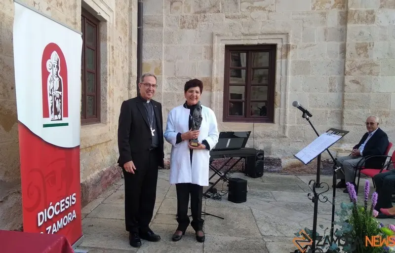 Mari Miranda posa con el obispo tras recibir la estatuilla de San Atilano