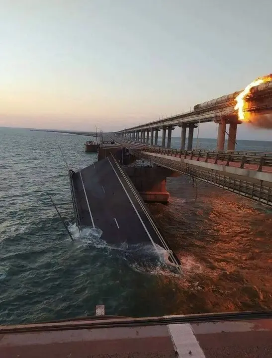 Daños en el puente que une Crimea y Rusia. Fotografía, Primer Viceministro de Relaciones Exteriores de Ucrania, Emine Dzheppar