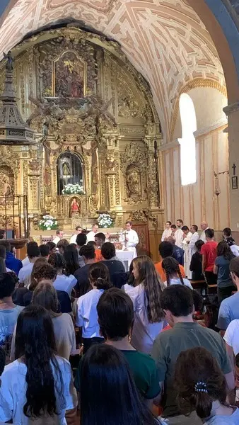 Jóvenes madrileños en la iglesia de la Hiniesta