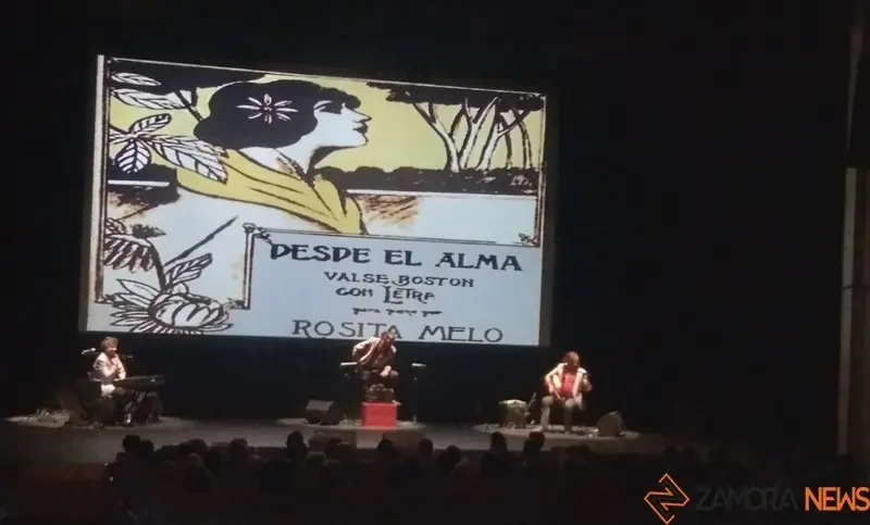 La Porteña, en el escenario del Teatro Ramos Carrión