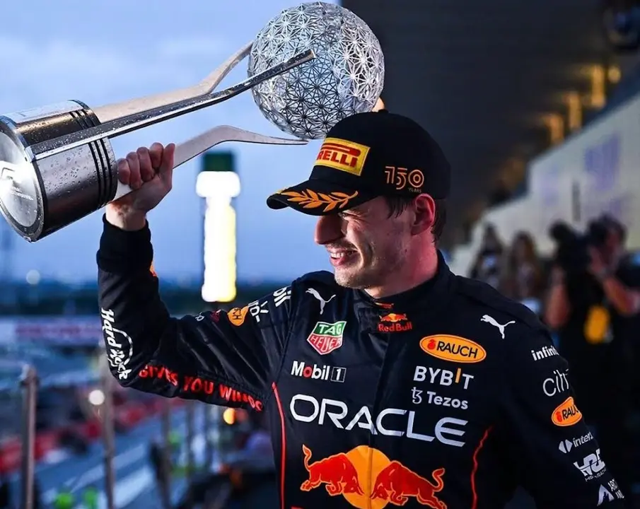 Max Verstappen celebra su victoria en Suzuka. Imagen: Instagram @redbullracing (gettyimages).