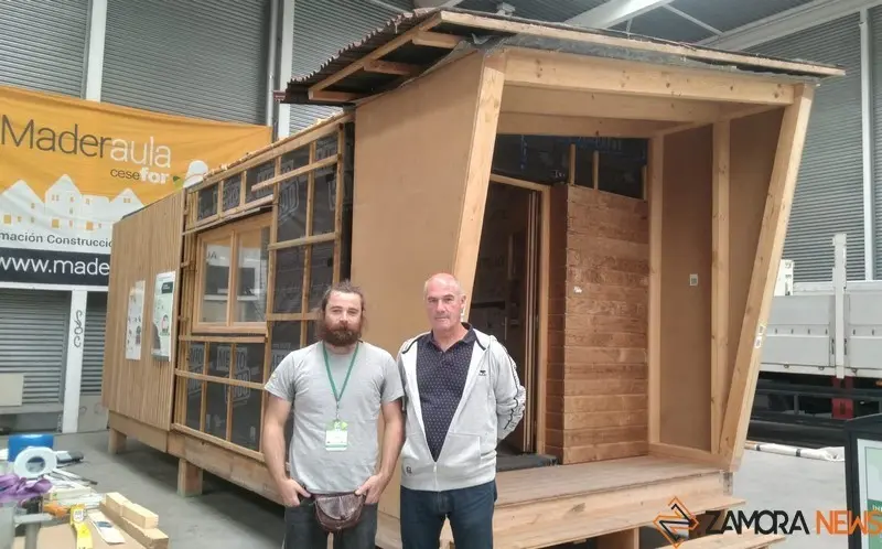 Roberto y Juan Carlos, los "constructores" de la estructura de madera, en Ecocultura