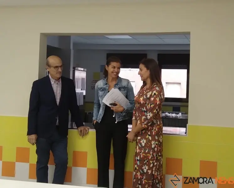 San Damián junto al director de Educación y la directora del colegio Arias Gonzalo, en el nuevo comedor