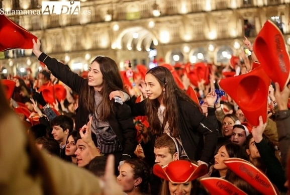 Foto de archivo de una edición anterior de la Nochevieja Universitaria en la Plaza Mayor de Salamanca vía Salamancartvaldia.es
