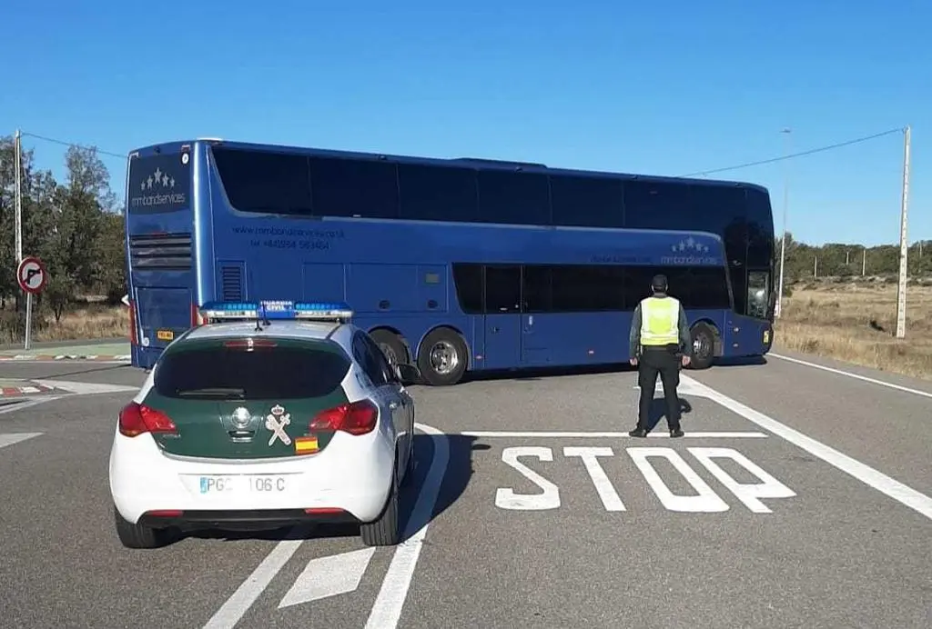 Corte tráfico en la N-525 por la avería de un autocar