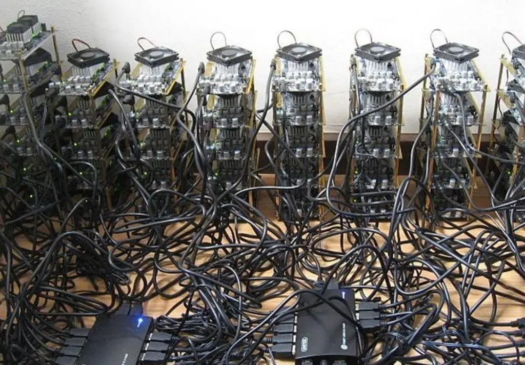 Ordenadores minando bitcoin en la plataforma Icarus vía FACUA.org
