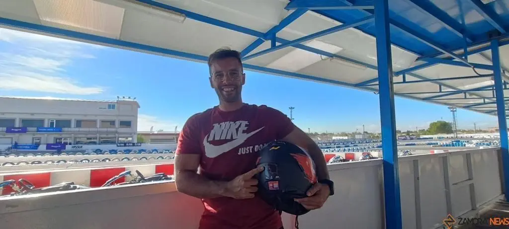 Iván Rodríguez, 'Hoff', posando con su casco