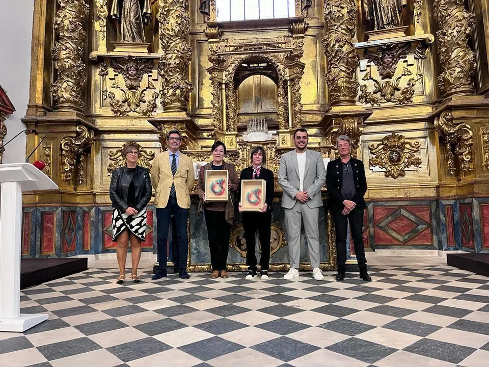Cecilia Paredes ganadora del Premio de Honor y Miriam Ocariz ganadora del  Voto Popular, de la Iberoamericana 2022