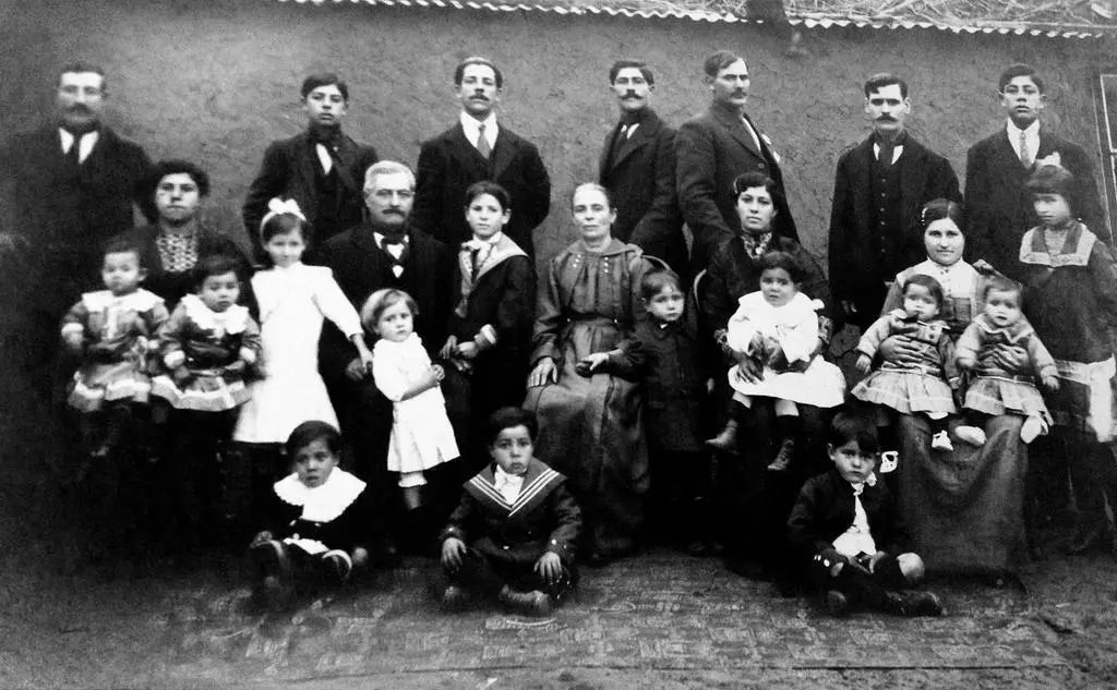 Imagen familiar de los bisabuelos, hijos y nietos de Silvia Beatriz Corral. Fotografí: CEDIDA