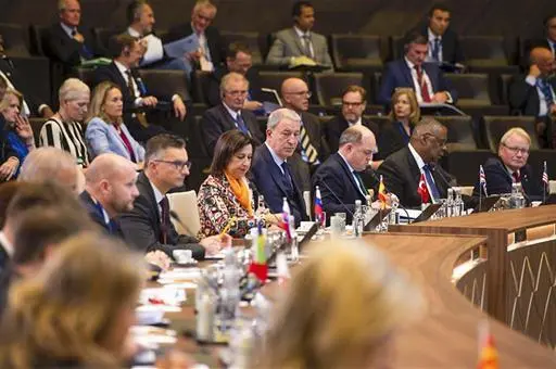 La ministra de Defensa, Margarita Robles, y sus homólogos en la reunión celebrada en la sede de la OTAN en Bruselas.
