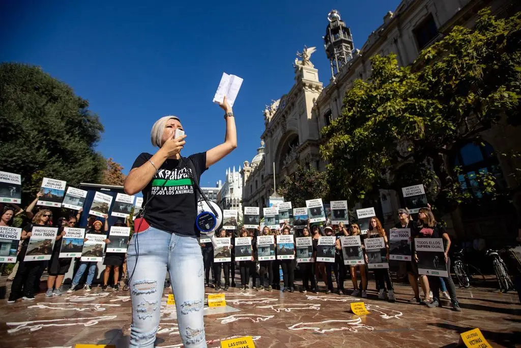 Protesta de entidades y organizaciones animalistas para incluir a los perros de caza en la Ley de Protección Animal. Fotografía: AnimaNaturalis España