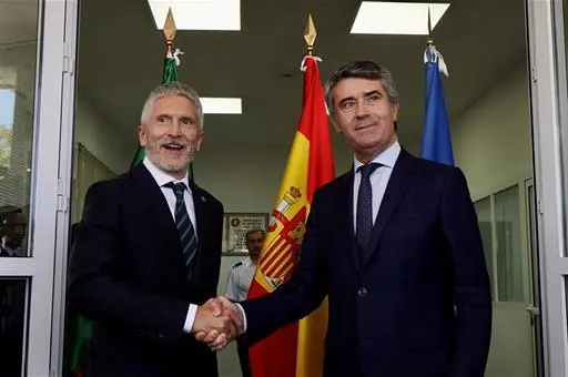 El ministro del Interior de España, Fernando Grande-Marlaska, y el ministro de Administración Interna de Portugal, José Luís Carneiro