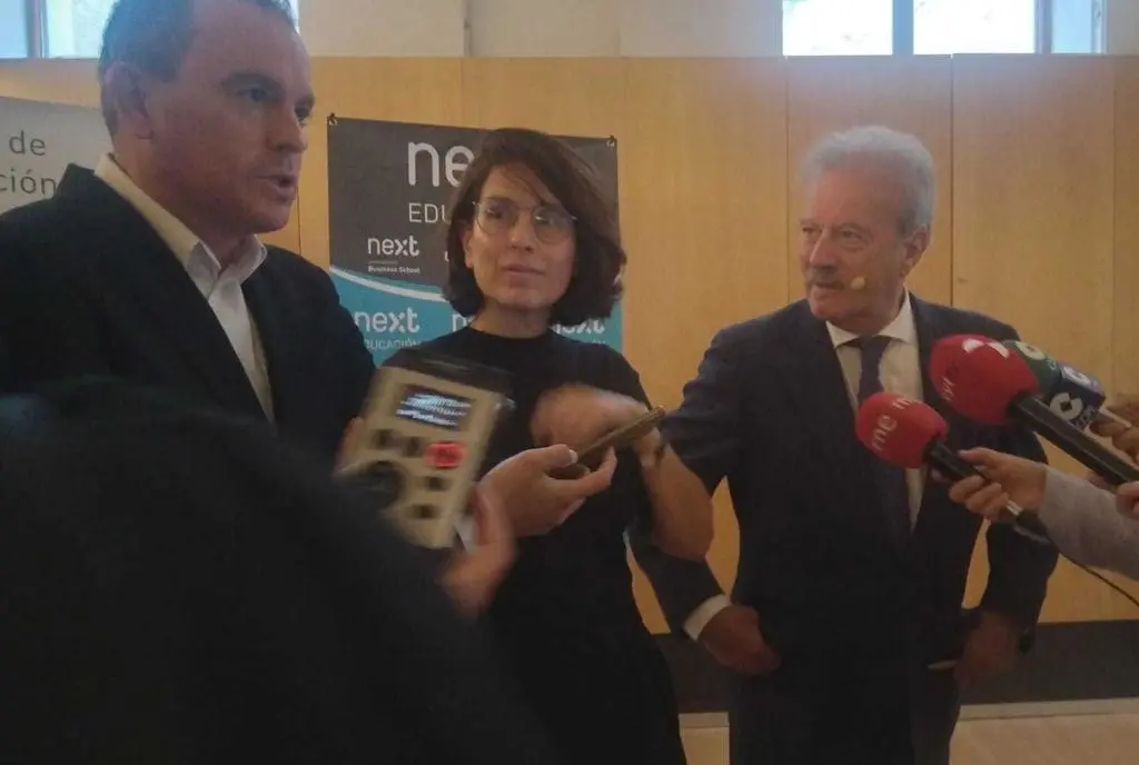 Requejo atiende a los medios antes de la jornada en el Teatro Ramos Carrión