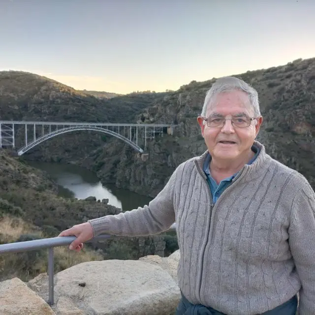 El sacerdote zamorano Pedro Rosón en el puente de Pino