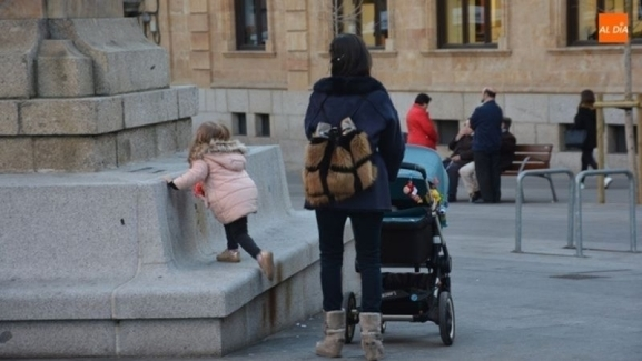 Foto de archivo de una madre paseando con su hija vía Salamancartvaldia.es