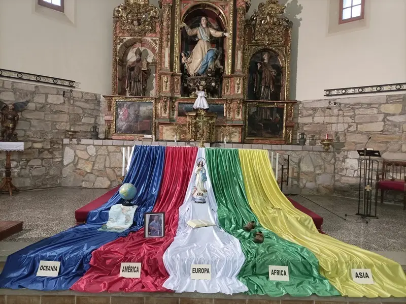 Altar adornado por el Día del Domund en la Iglesia de Granja de Moreruela