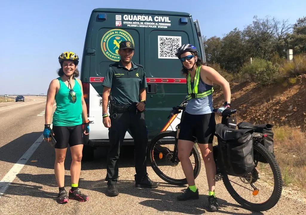 La Guardia Civil auxiliar a una pareja de peregrinos a su paso por la provincia de Zamora. Fotografía: GC
