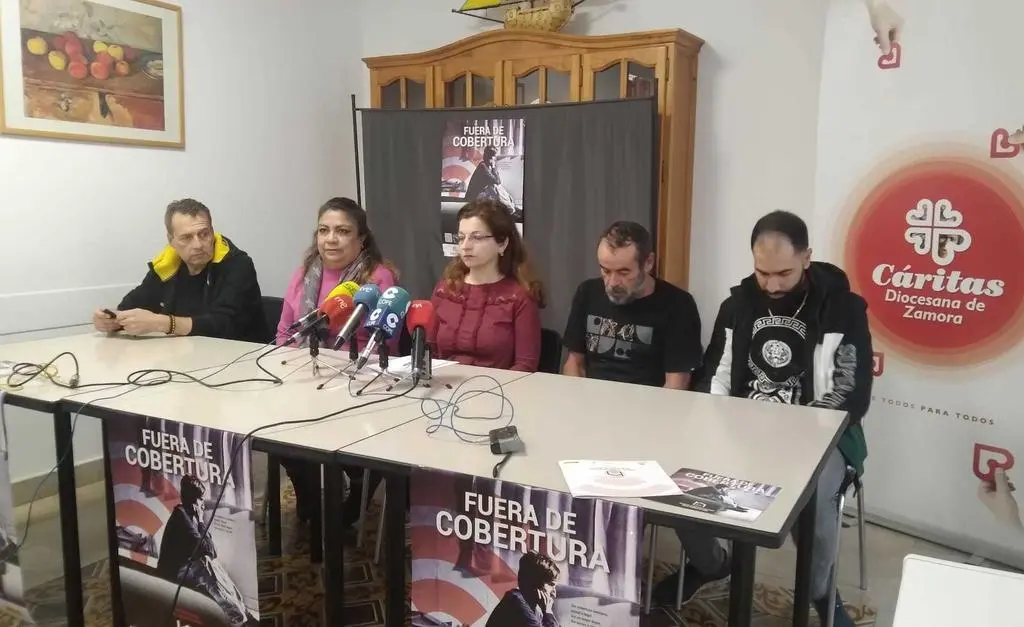 Fuera de cobertura la campaña de Cáritas para conectar con las personas sin hogar