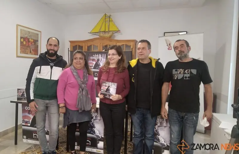 La directora de Casa Betania, María León, con algunas de las personas acogidas