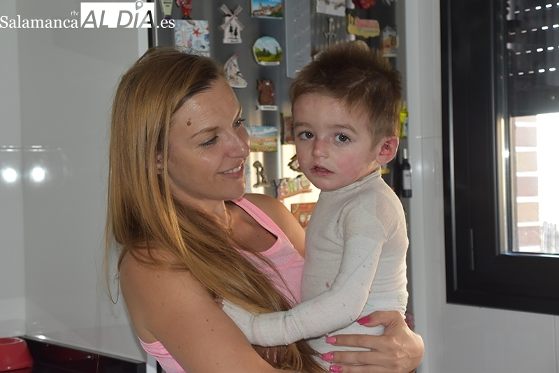 Javi junto a su madre vía Salamancartvaldia.es