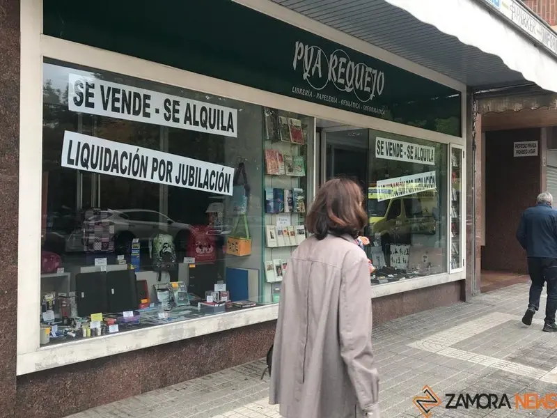 Escaparate de la PYA en la Avenida de Requejo