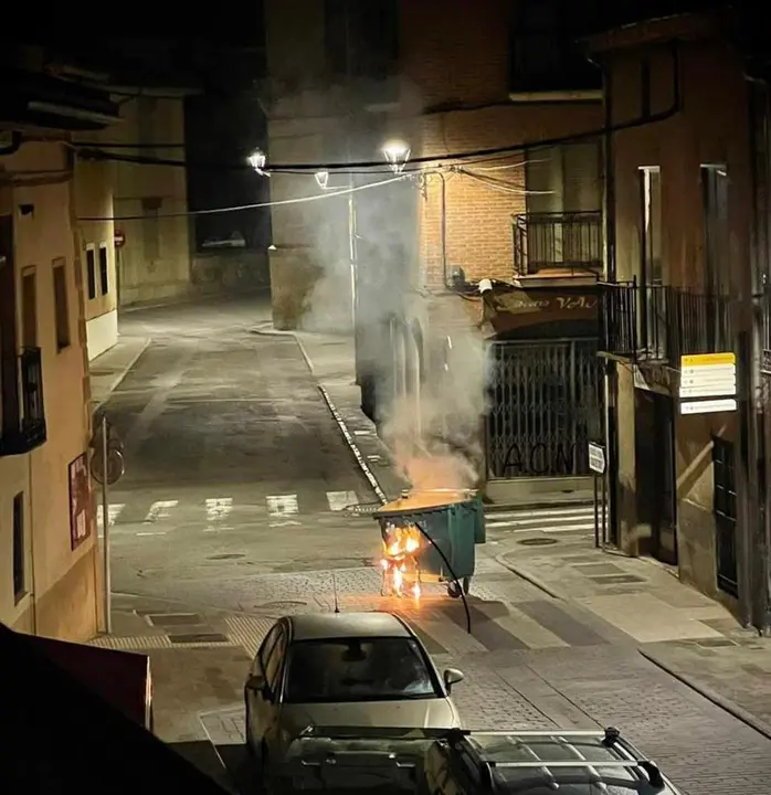Arde un contenedor en plena noche en Toro