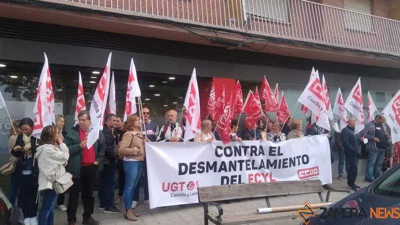 Concentración sindical ante la sede del Ecyl en Zamora (1)