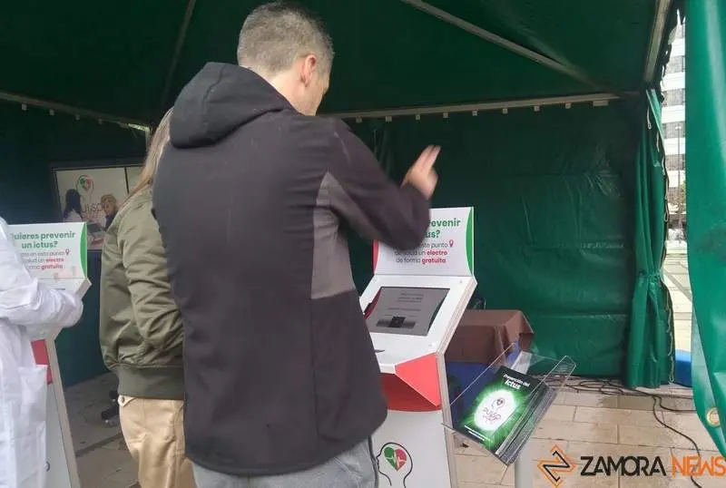 Ciudadanos en la Plaza Marina se hacen este sencillo electrocardiograma