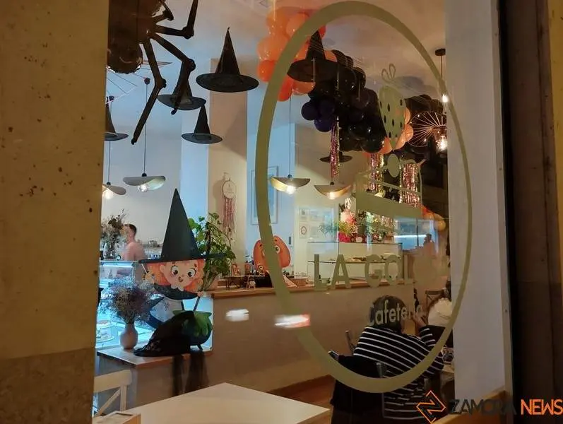 Pastelería de Zamora adornada con motivos de Halloween