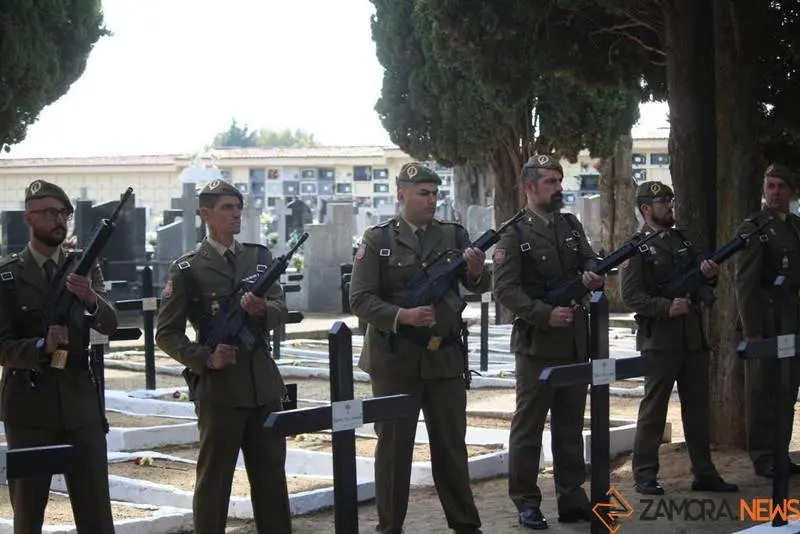 Homenaje militares en el cementerio de Zamora (1)