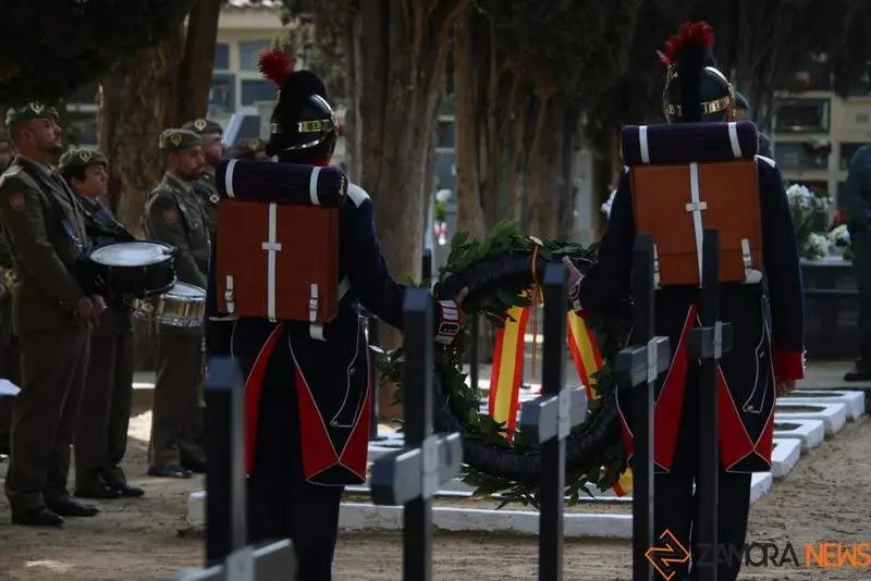 Homenaje militares en el cementerio de Zamora (4)