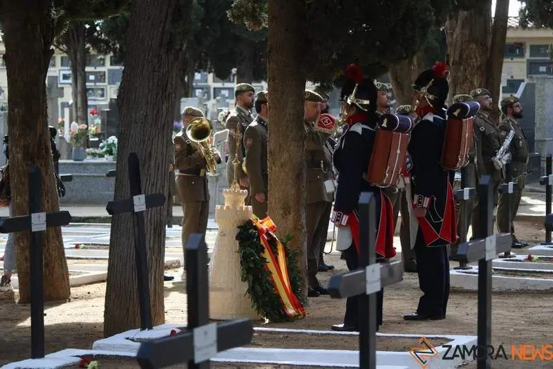 Homenaje militares en el cementerio de Zamora (15)