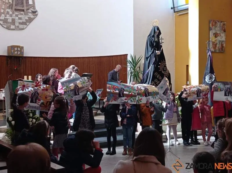 Ofrenda de los más pequeños a la Virgen de la Soledad