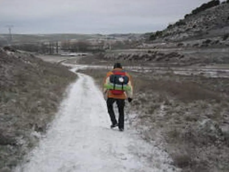 Un peregrino camina por una zona nevada