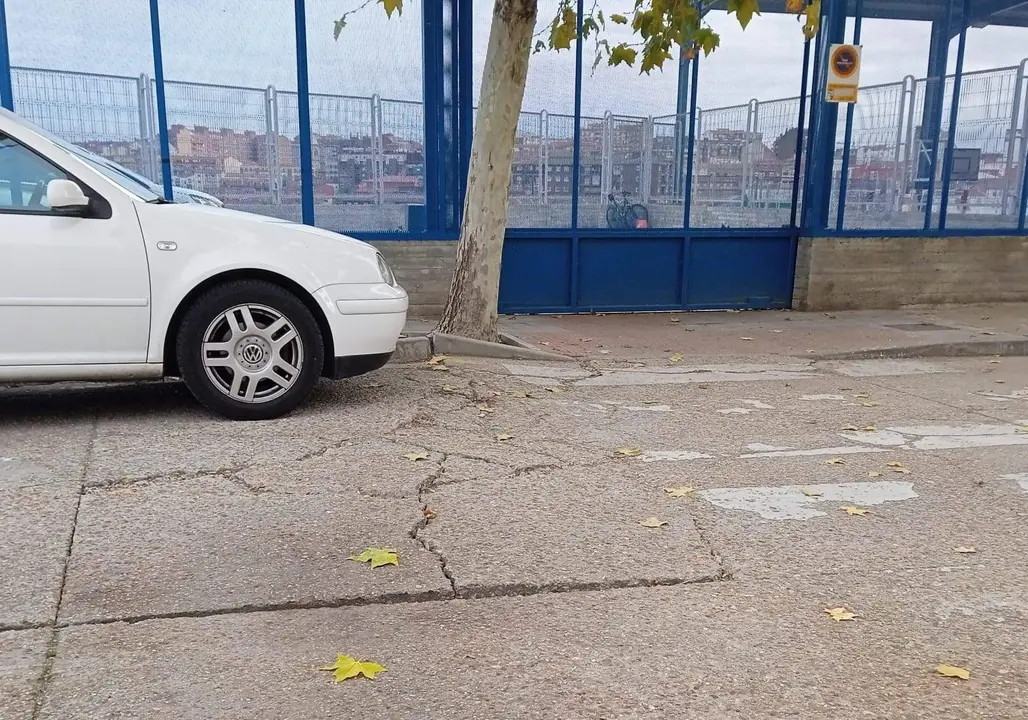 Estado que presenta el acceso al colegio Juan XXIII. Fotografía: CEDIDA
