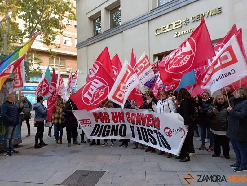 Concentración sindical ante CEOE